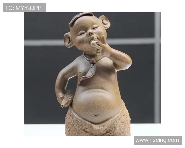 足球球星泥人雕塑艺术作品展现精彩瞬间，细腻工艺重现经典人物风采